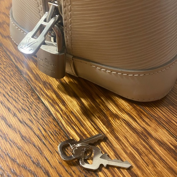 Louis Vuitton
Alma Handbag white Epi Leather PM - Picture 5 of 16